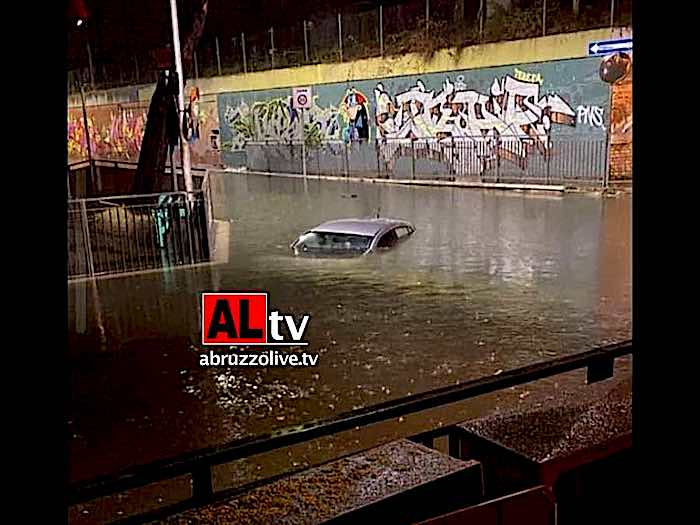 Maltempo. A Francavilla al Mare allagamenti e auto in sottopasso sommerso dall'acqua