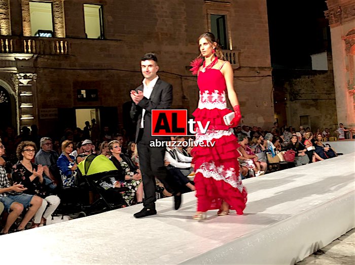 Estate vip. Voile, glamour e tanto rosso... Stilista di Fossacesia premiato in Puglia