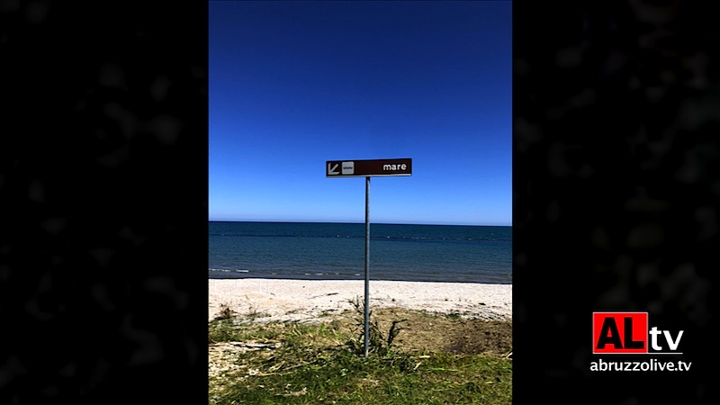 Costa dei Trabocchi. Per il mare? Seguire il cartello posto sulla spiaggia... 