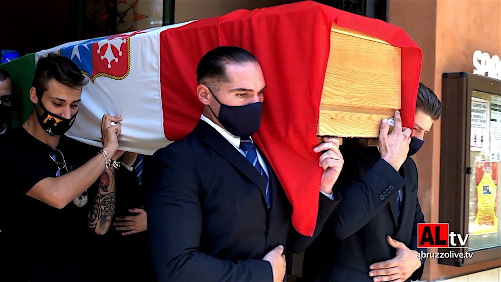 Lanciano. La Marina Militare ai funerali di Giuseppe Gelsomino. Strazio e palloncini bianchi