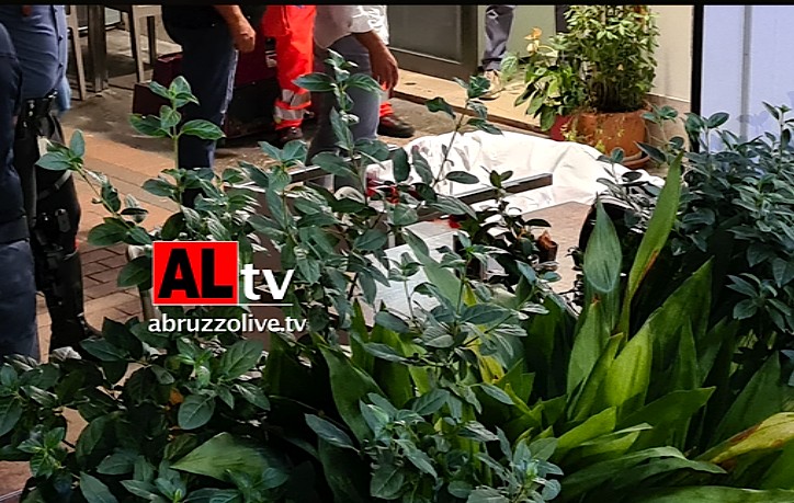 Sparatoria a Pescara davanti ad un bar: ucciso un architetto, un ferito grave