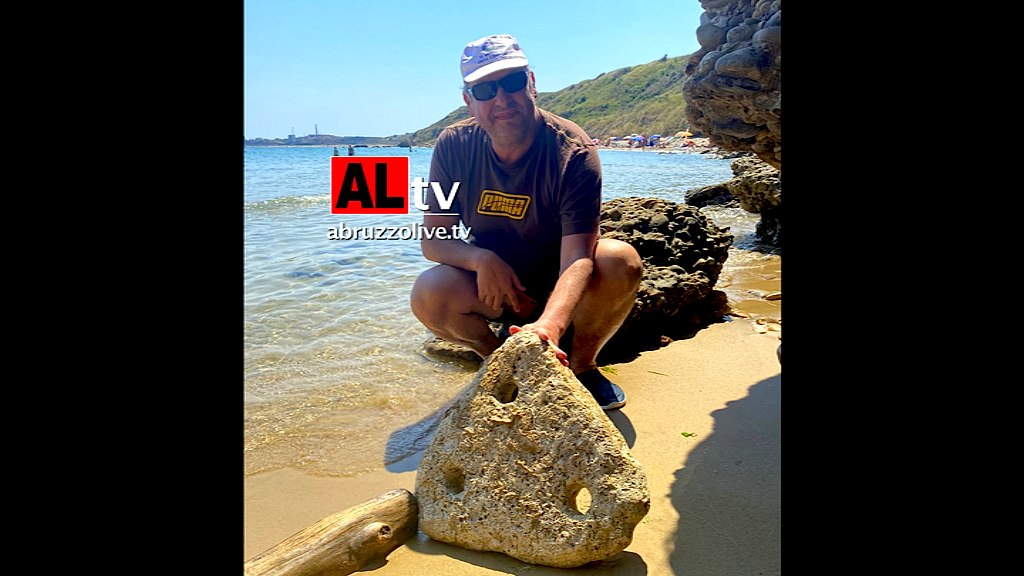 Antica àncora in pietra spunta dai fondali di Punta Aderci a Vasto