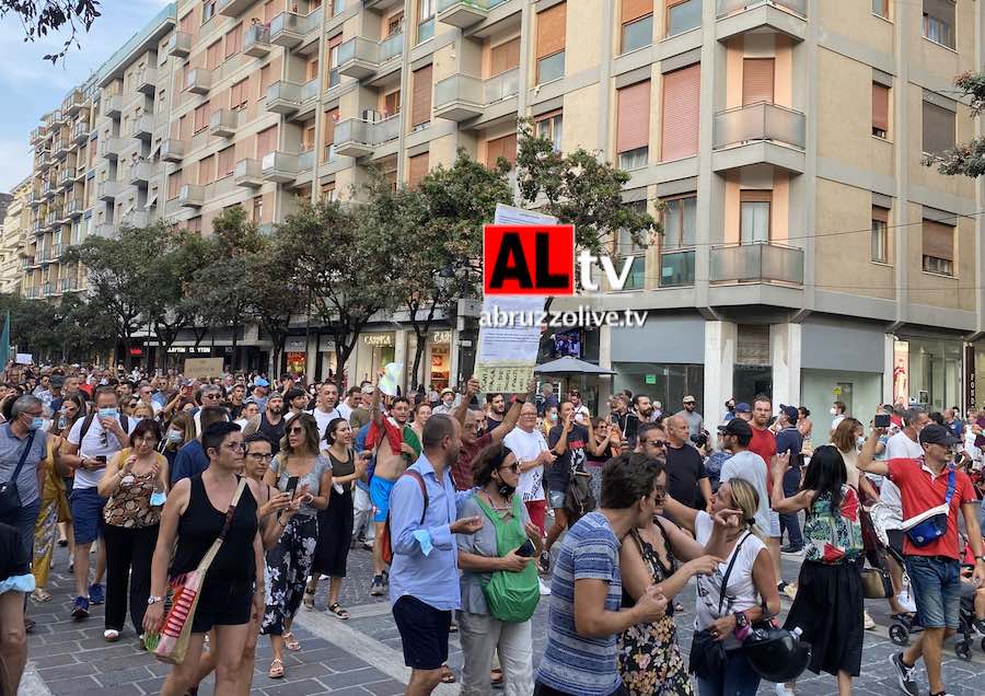 Pescara. Manifestazione 'No green pass': prime otto denunce