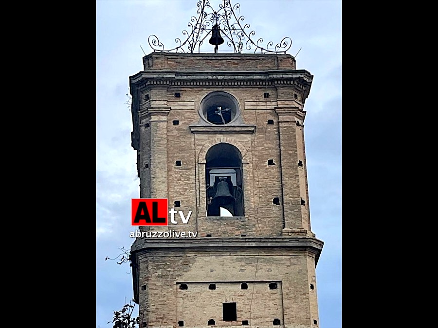 Maltempo. Vento strappa via orologio campanile chiesa Cupello