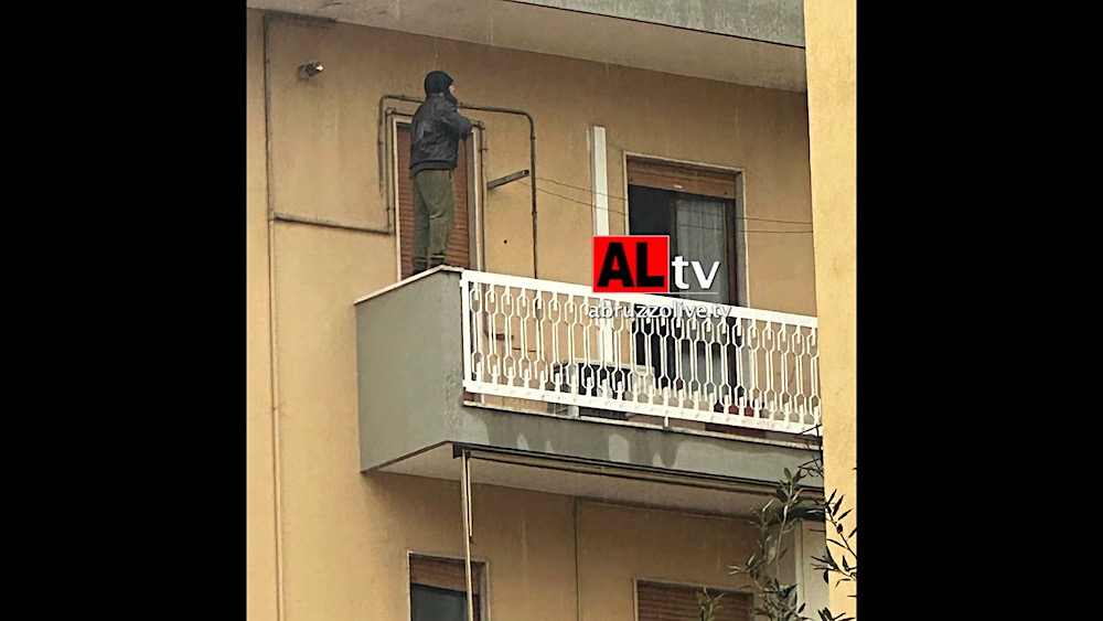 Dalle 14.30 di ieri è su parapetto balcone a Pescara e minaccia di lanciarsi dal quinto piano