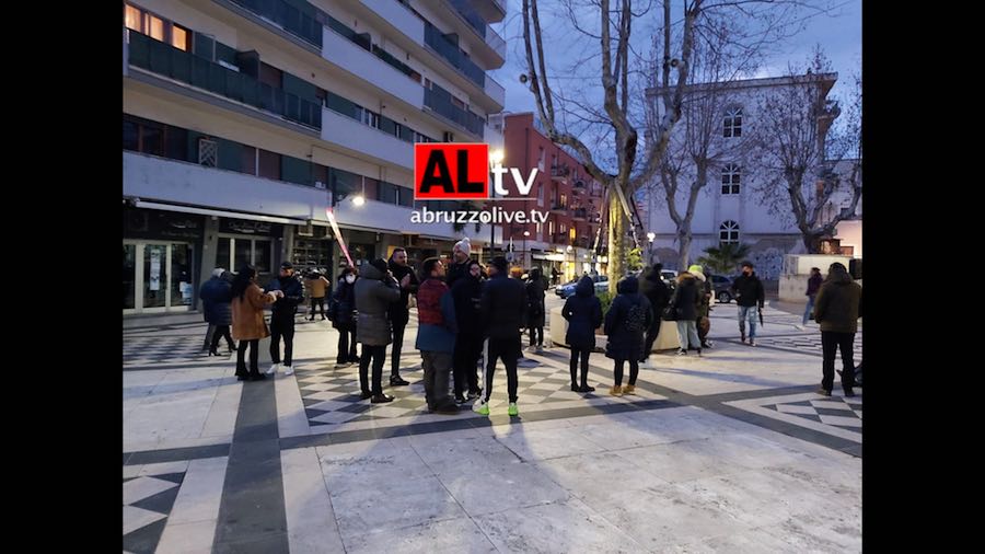 Locali chiusi a mezzanotte: a Pescara i manifesti funebri degli esercenti di Piazza Muzii