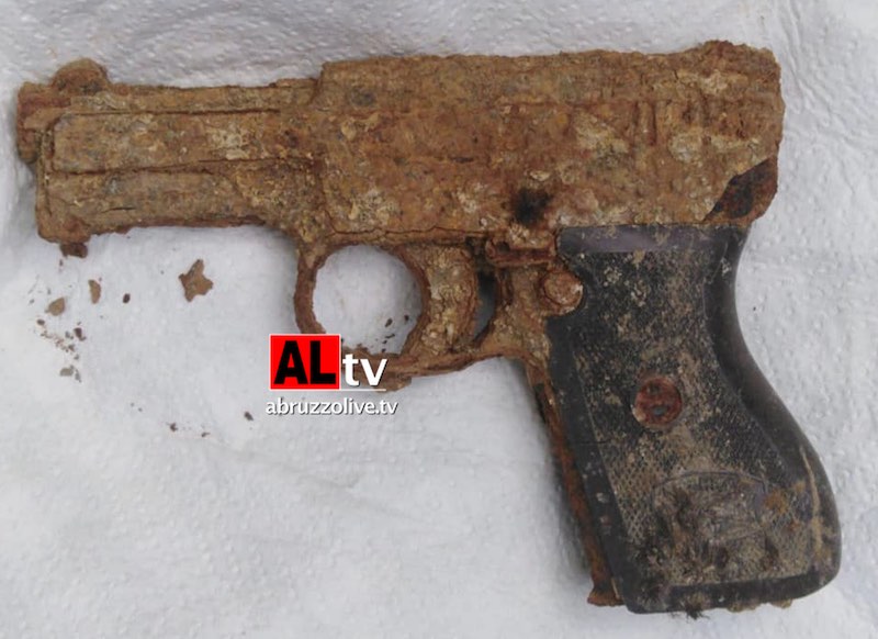 Pistola in uso ai tedeschi nella Seconda guerra mondiale trovata sul lago di Bomba