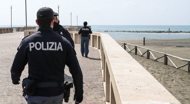 Pescara. In spiaggia filma parti intime di ragazzine minorenni: inseguito e arrestato