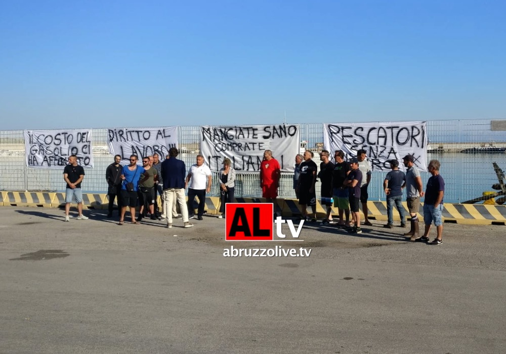Protesta dei pescatori al porto di Vasto. 'Il costo del gasolio ci ha affondato'