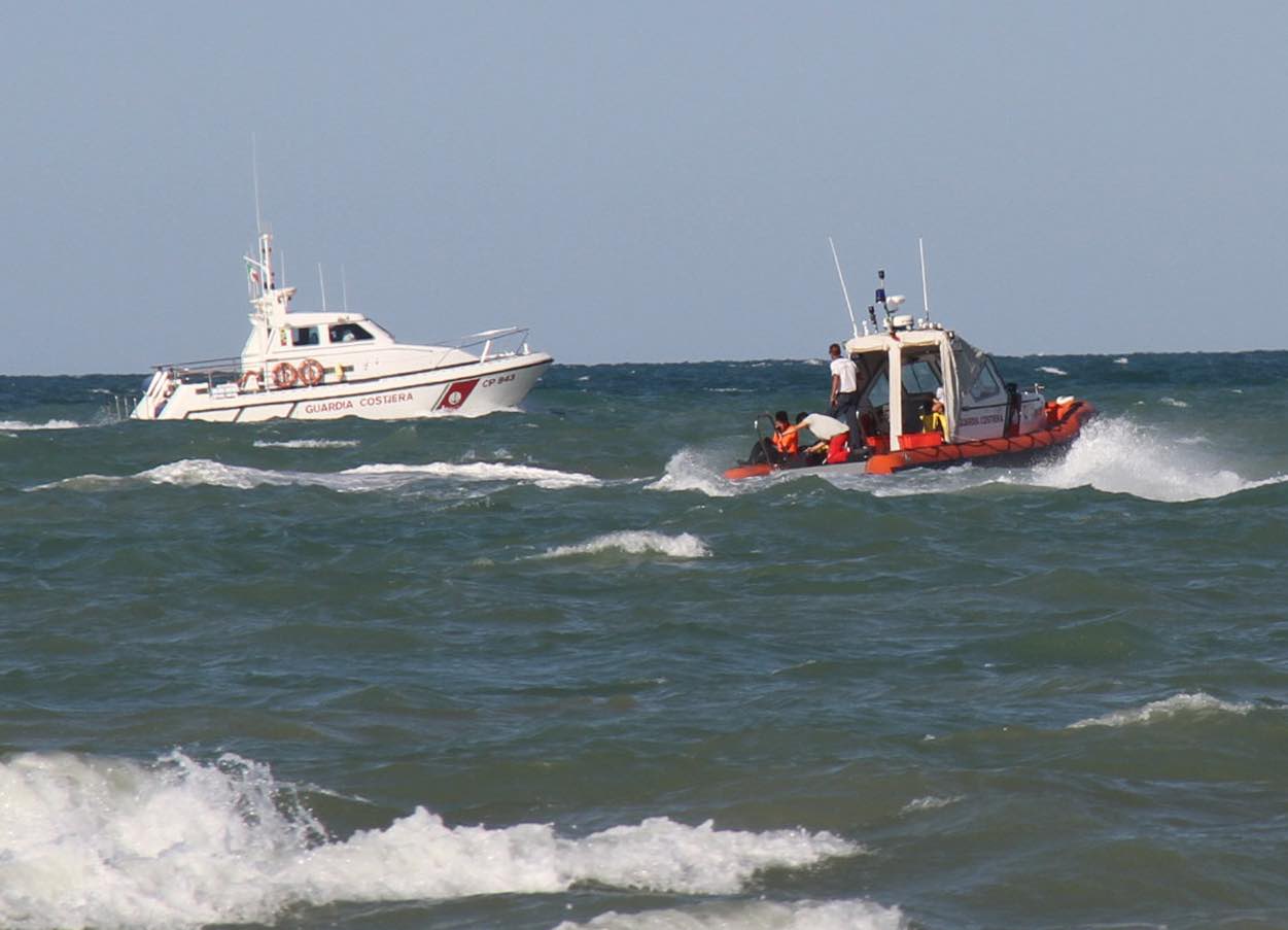 Le onde rovesciano materassino: 14enne scomparso in mare a Giulianova. E a Silvi annega anziano