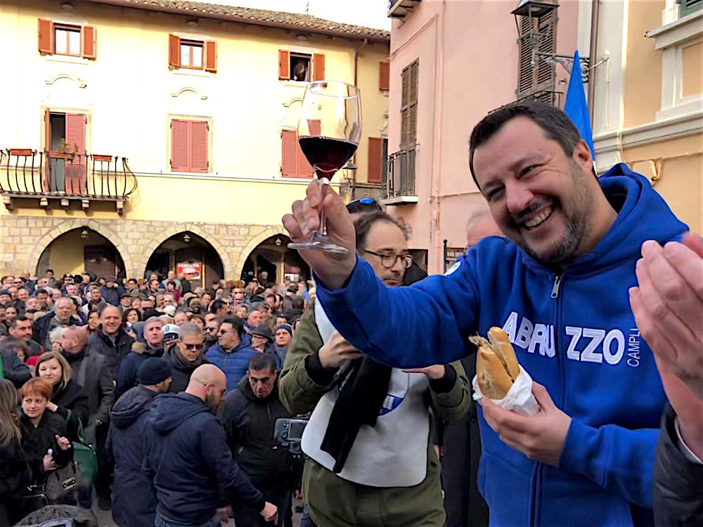 Elezioni Regione Abruzzo. Uovo contro Salvini ad Atri, ma viene colpita donna. E c'e' protesta di 'mani che affogano'