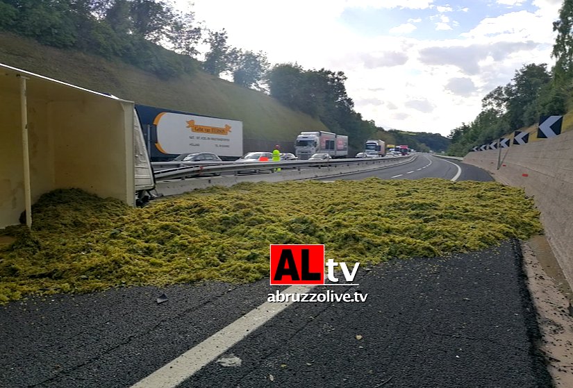 Incidente in A14. Si rovescia camion con uva: chiuso tratto tra Vasto e Val di Sangro