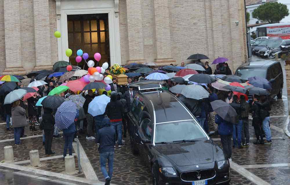 Pescara. Palloncini colorati per l'addio a Veronica Costantini. Inchiesta su un'altra morte in ospedale