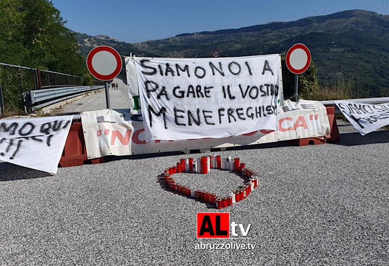 Viadotto Sente tra Abruzzo e Molise chiuso da un anno. Sit in e lumini accesi per protesta